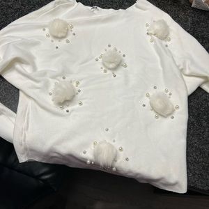 Pon pon white  Women sweater.